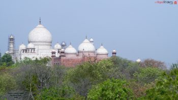 Blue open sky and the sparkling Taj Mahal.